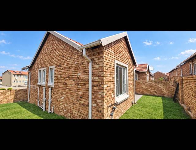 2 BEDROOM TOWNHOUSE FOR SALE IN KOSMOSDAL